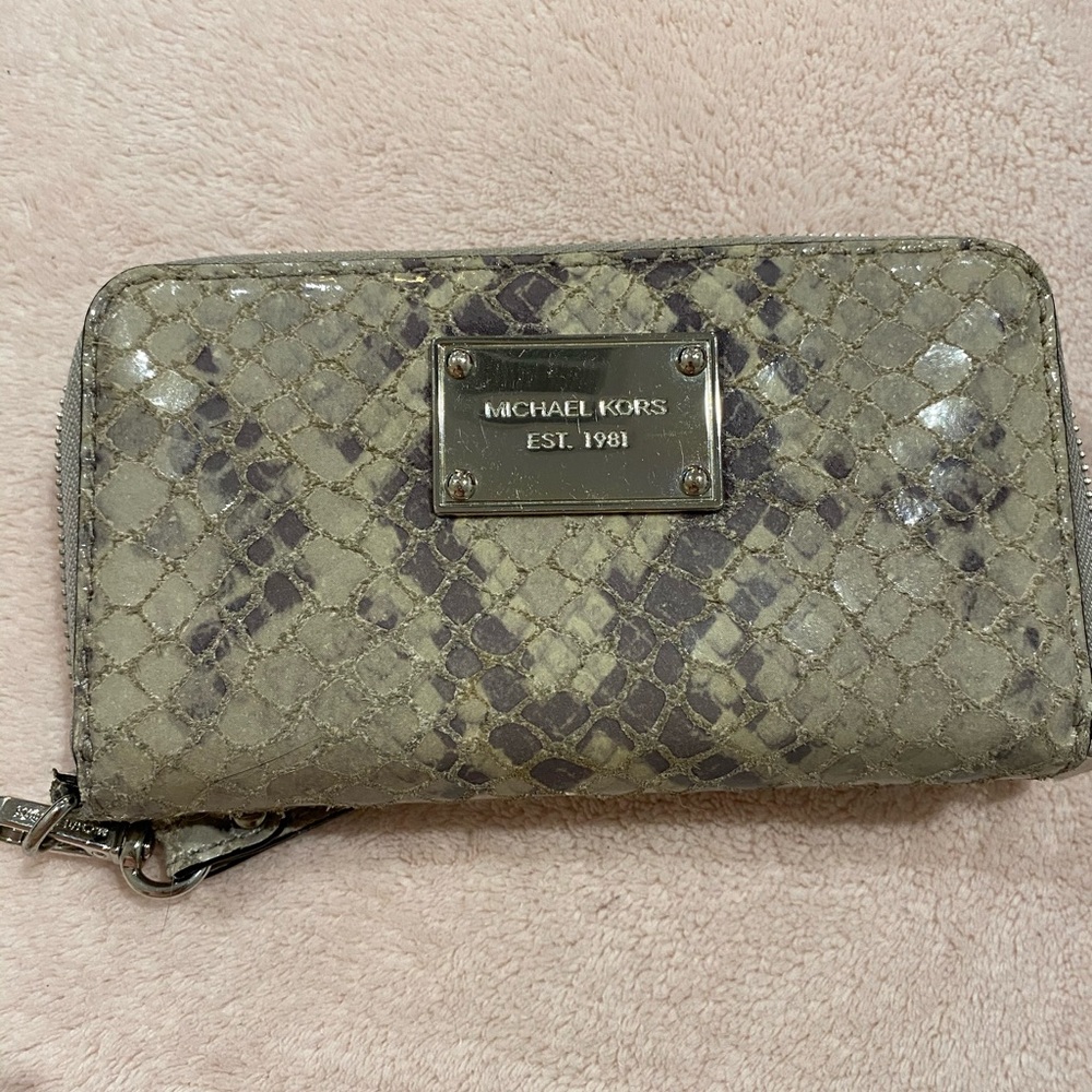 Michael Kors wristlet, excellent condition